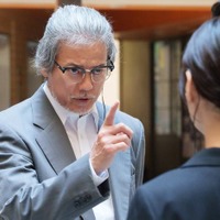 【コーチ 第1話】瞳(倉科カナ)のもとに“冴えないおじさん”向井(唐沢寿明)現れる 画像