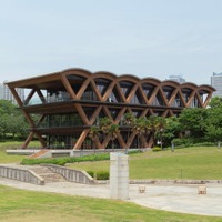 横浜の新ランドマーク「横浜ティンバーワーフ」木を纏うアートな建築&話題のグルメ店にも注目 画像