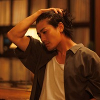 赤西仁、髪かきあげ・凛々しい剣道着・ベッドに倒れる姿…色気溢れる新カット解禁【匿名の恋人たち】 画像