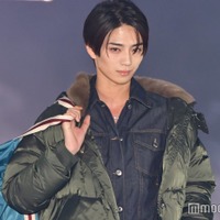 岩瀬洋志、デニムセットアップで登場 素肌チラリで色気漂わす【ガルアワ2025AW】 画像