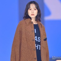 本田紗来、ミニ丈×ロングブーツ姿で美脚輝く【ガルアワ2025AW】 画像