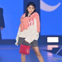 市川團⼗郎の長女・堀越麗禾「ガルアワ」で初ランウェイ ミニスカ着こなし堂々ポージング 画像