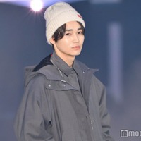 西垣匠、ホワイトニット帽がお似合い グレー合わせの冬コーデ【ガルアワ2025AW】 画像