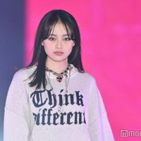 26年度朝ドラ主演の上坂樹里、美脚のぞく変形スカート姿 クールなメイクで印象ガラリ【ガルアワ2025AW】 画像