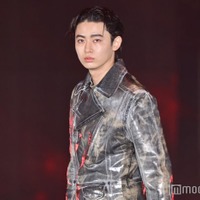 豊田裕大、光沢レザーセットアップで魅力全開 凛とした姿に歓声上がる【ガルアワ2025AW】 画像