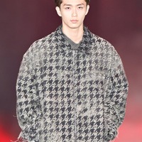 野村康太、オールバックで大人の色気 笑顔封印で雰囲気ガラリ【ガルアワ2025AW】 画像