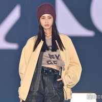 玖瑠実、シャツ前結びで美ウエストのぞく ストレートヘアに釘付け【ガルアワ2025AW】 画像