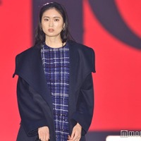 「ガルプラ」出身・廣川茉音、上品ミニワンピで美脚披露 大きめ襟コート着こなす【ガルアワ2025AW】 画像