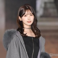 乃木坂46筒井あやめ、オフショルワンピで美デコルテ輝く スリットで上品な肌見せ【ガルアワ2025AW】 画像