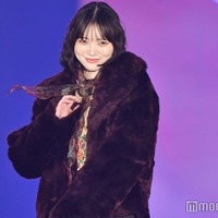 CUTIE STREET真鍋凪咲、大ぶりベルト×スカーフで雰囲気ガラリ クールな表情からの笑みに胸キュン【ガルアワ2025AW】 画像