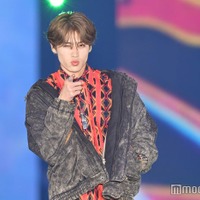 DXTEEN大久保波留、指ハート＆指差しにファン悶絶 個性派シャツがおしゃれ【ガルアワ2025AW】 画像