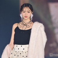 森香澄、大胆な肩落としスタイル SEXYにランウェイ登場【ガルアワ2025AW】 画像
