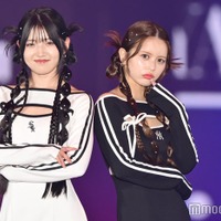 元AKB48村山彩希、奇抜ヘア×胸元開きワンピで登場 吉崎綾とペアランウェイ【ガルアワ2025AW】 画像