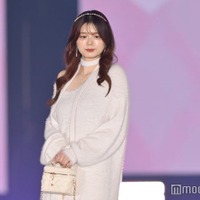 紺野彩夏、ニットワンピ×ロングブーツの王道冬コーデ 美デコルテにドキッ【ガルアワ2025AW】 画像