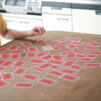 神経衰弱で遊ぶ祖父と孫　「負けても泣くなよ」といった矢先⇒祖父が”本気モード”に「思わず笑った」 画像