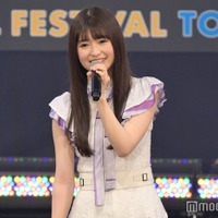 乃木坂46小川彩、美脚スラリ制服風ショット公開「似合ってる」「メガネ姿魅力的」の声 画像