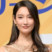 菜々緒、ロサンゼルスで圧巻美脚際立つショーパンコーデ「ほぼ脚」「異次元スタイル」と反響 画像