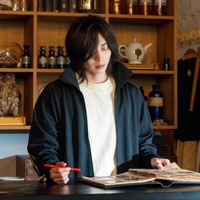 【「UNREAL-不条理雑貨店-」第2話】ムネチカの名前を知る謎の男登場 画像