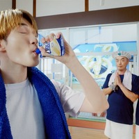 SixTONESジェシー、お⾵呂あがりのルーティンとは？「クーリッシュ」新ムービーで開放感表現 画像