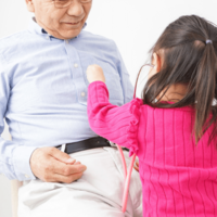 お医者さんごっこ中の祖父と孫 祖父「頭が痛いです!」すると⇒孫の”予想外の治療”に家族全員大笑い!? 画像