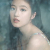 今田美桜“5年前刊行”写真集が10度目の重版 素肌輝くキャミ姿の特典カット公開【ラストショット】 画像