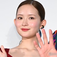 畑芽育、ヒョウ柄ミニスカ×ルーズソックスの“平成ギャル”姿公開「激カワすぎる」「似合う」と絶賛の声 画像