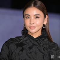 滝沢眞規子、オシャレ好き次女のカラフルコーデ5選「着こなせるのすごい」「似てる」の声 画像
