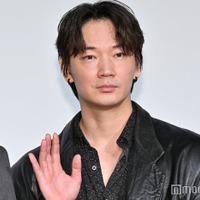 綾野剛、ステージ上で汗止まらず 撮影中も汗操る「質も変えられる」【愚か者の⾝分】 画像