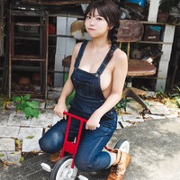 “アソビシステム次世代アイドル”Toi Toi Toi・さくらもも、オーバーオールから色白美ボディのぞく 画像