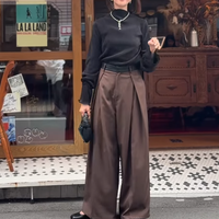 程よい光沢感が絶妙！１点投入でコーデがキマる「プリーツトップス」のリラクシーな装い【40代の毎日コーデ】 画像