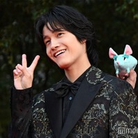 Aぇ! group佐野晶哉、レッドカーペットで次々ファンサ 個性派スーツ着こなす【第38回東京国際映画祭】 画像