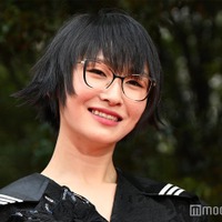 新しい学校のリーダーズ・SUZUKA、レッドカーペットでもセーラー服貫く 燕尾服にアレンジ【第38回東京国際映画祭】 画像