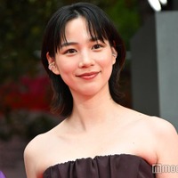 のん、ベアトップドレス姿で美デコルテ全開「第38回東京国際映画祭」開幕 画像