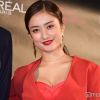 谷まりあ、ミニスカ×革ジャケットの秋コーデから美脚スラリ「おしゃれ上級者」「大人の魅力」と反響 画像