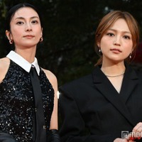 柴咲コウ＆川口春奈、ドレスアップ姿で美の競演 レッドカーペット登場【第38回東京国際映画祭】 画像