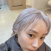 高橋愛、NEWヘアは淡いパープル！雰囲気ガラリな最新SHOTに「色がとてもきれい」「めちゃかわ」の声 画像