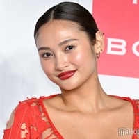 “驚異の10等身”香川沙耶、美ウエストチラ見せショットに熱視線「セクシー」「目が離せない」 画像