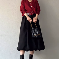 深みレッドが季節感を演出。ボリュームスカート×ブーツを合わせたグッドバランスな着こなし【40代の毎日コーデ】 画像