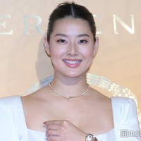 すみれ、新ヘア×ワンショル姿でファン魅了「シンプルなのに華やか」「セクシー」 画像