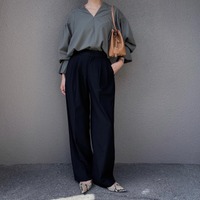 袖口プリーツが上品に映える。「こなれブラウス」が主役の洗練コーデ【40代の毎日コーデ】 画像