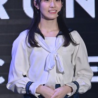 櫻坂46石森璃花、ミニ丈メイド風衣装で美脚披露「可愛すぎて二度見」「天使みたい」と反響 画像