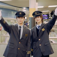 INI後藤威尊＆佐野雄大、1日駅長に就任 コラボ車両“マジラピ号”に興奮「背筋が伸びていた気がします」 画像