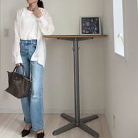 大人の白シャツ×デニム。きれいめ着こなしのコツは、素材感と小物選び【40代の毎日コーデ】 画像