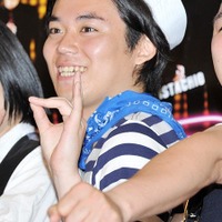 クマムシ佐藤大樹、15歳年下恋人とのペアルック姿が話題「彼女さんスタイル良すぎ」「真似したい」 画像