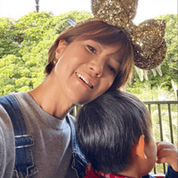 hitomi、三男とのディズニーランド満喫SHOTに反響「微笑ましい」「めっちゃ可愛い」 画像