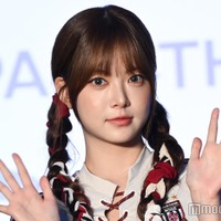 LE SSERAFIMウンチェ、美脚際立つミニスカ×網タイツ姿公開「完璧スタイル」「ビジュ最強」の声 画像