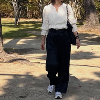 着こなしが洗練見えの秘訣。白シャツ×黒パンツで楽しむ大人のフレンチシック【40代の毎日コーデ】 画像