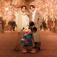 King ＆ Prince×ミッキー、イルミネーション背景に笑顔 ホリデーシーズンアートビジュアル解禁 画像