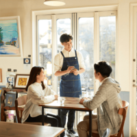 アメリカで…カフェでコーヒーを飲んでいると→「え、初対面で？」距離の近さに「びっくり」「心温まる」 画像