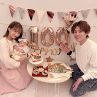 辻希美、杉浦太陽と一緒に次女の百日祝い「毎日沢山の幸せを杉浦家にくれる」「大好きっ」 画像